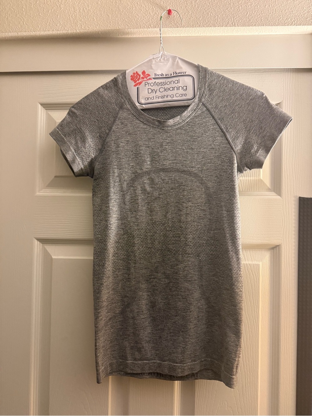Lululemon size 2 Gray Short Sleeve Active Tee